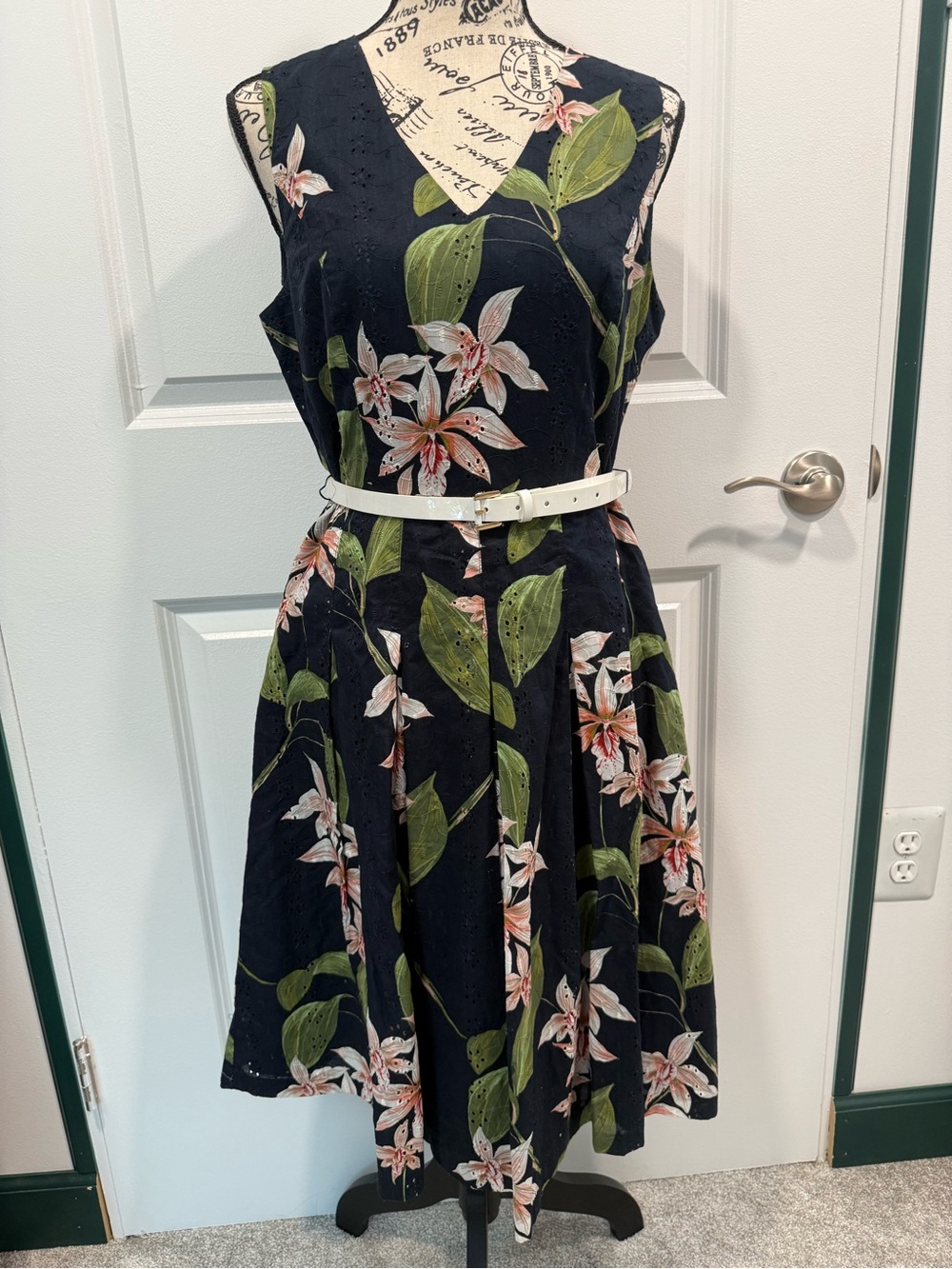 Tommy Hilfiger Floral Eyelet Fit & Flare Dress Belted Navy Size 6 Sleeveless